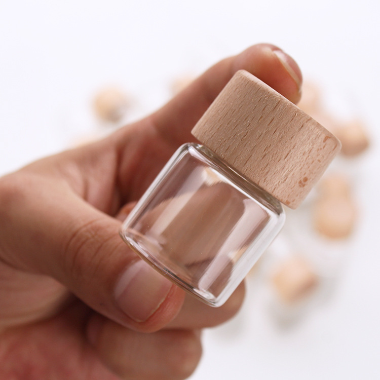 Tuobang Longchuan Glass 32mm diameter threaded sealed bottle, solid wood cap packaging material, 15ml wooden cap bottle, transparent small bottle, small golden bean storage bottle Application Scenario