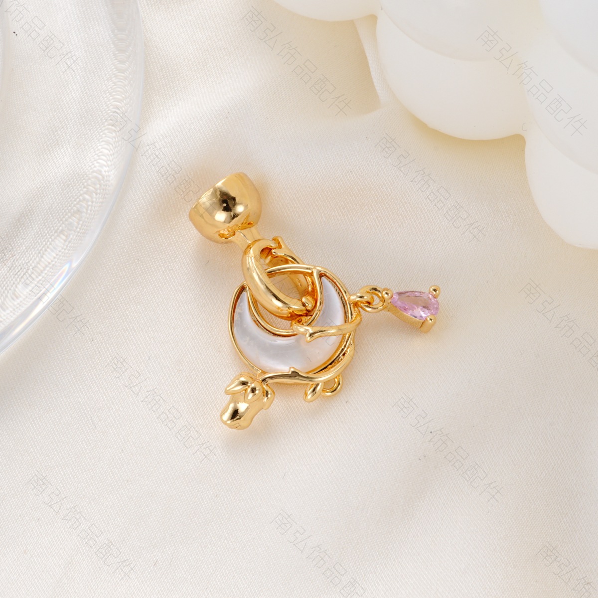 Copper plated with 18k high color retention, set with zirconium crescent-shaped white shell connecting buckle, pearl necklace clasp, DIY jewelry accessory Specification image