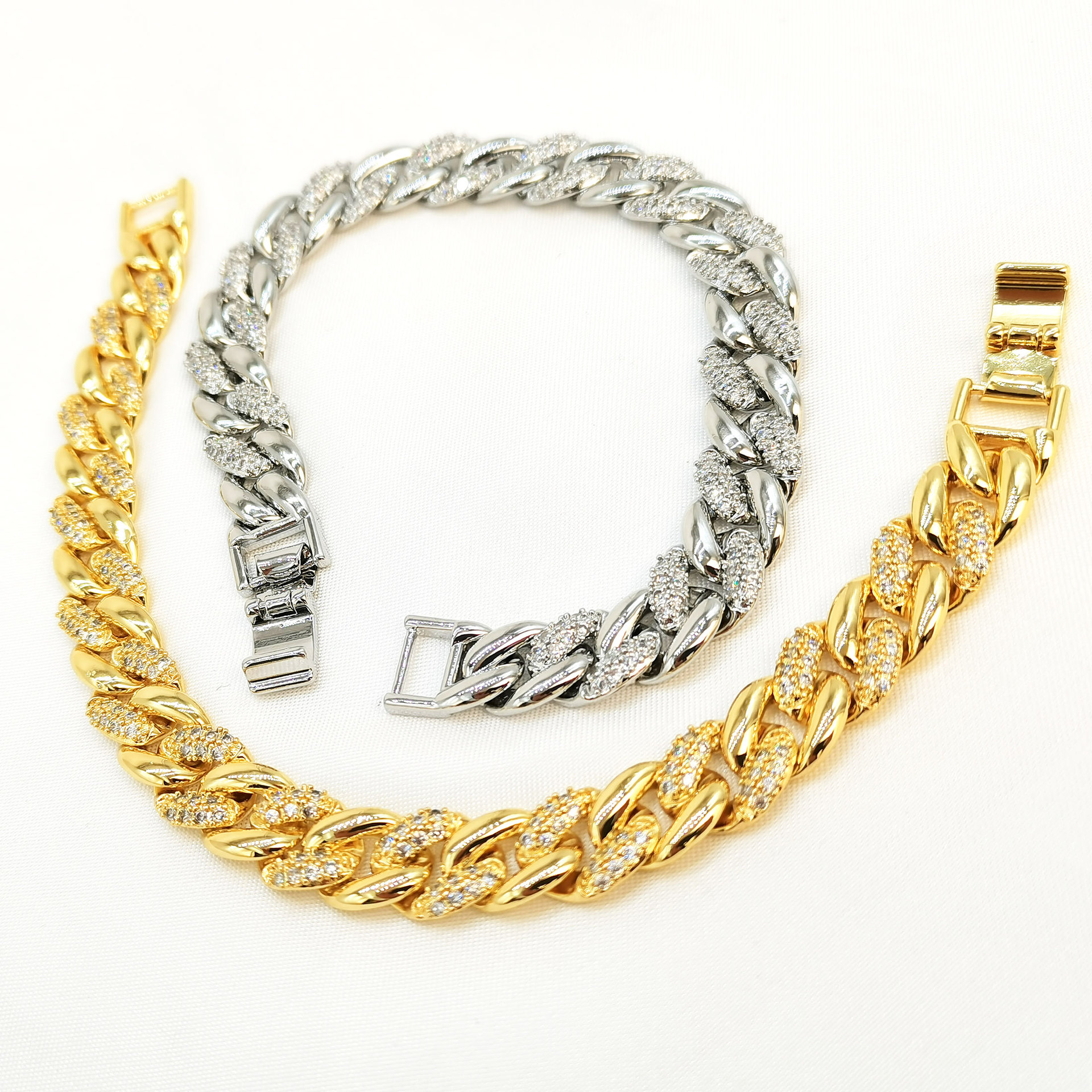 New European and American necklace accessories, men's hip-hop diamond-encrusted chain bracelets, fashionable Cuban chain factory direct sales, personalized Application Scenario