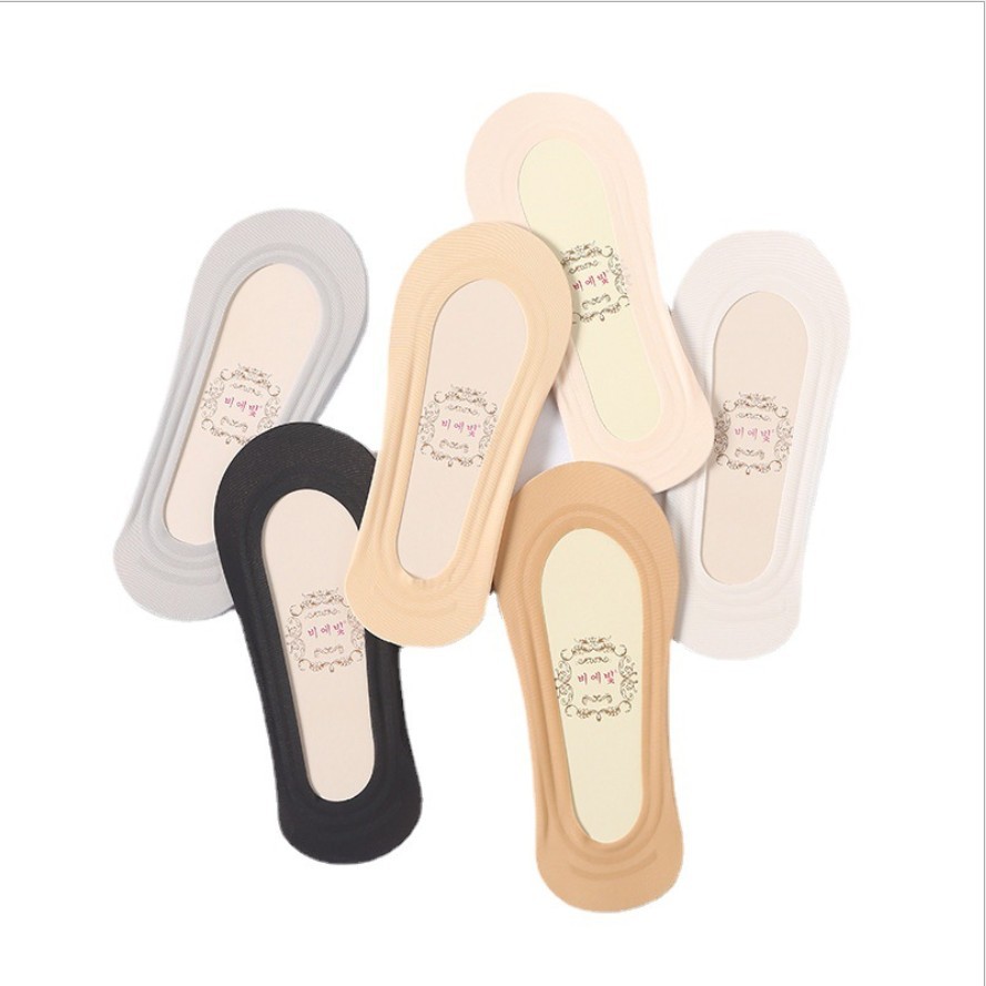 The new spring and summer style of ice silk boat socks from the sock street stall is simple and trendy. It has a shallow mouth and is invisible for women. It is solid color, ultra-thin, breathable, and made of silicone that won't fall off Item Picture