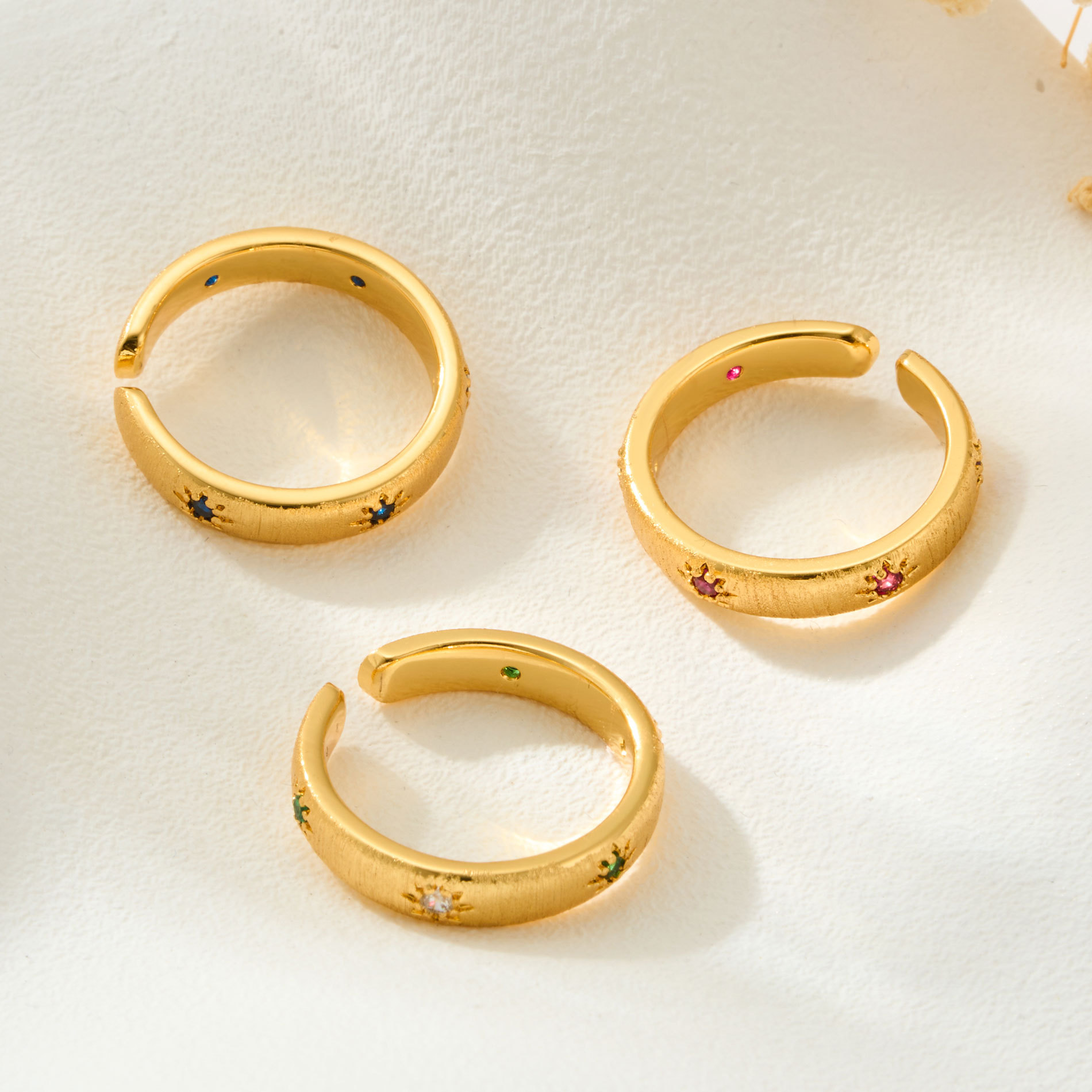 French retro gold brushed starlight open ring, copper alloy, real gold electroplated with zirconium, exquisite adjustable ring Application Scenario
