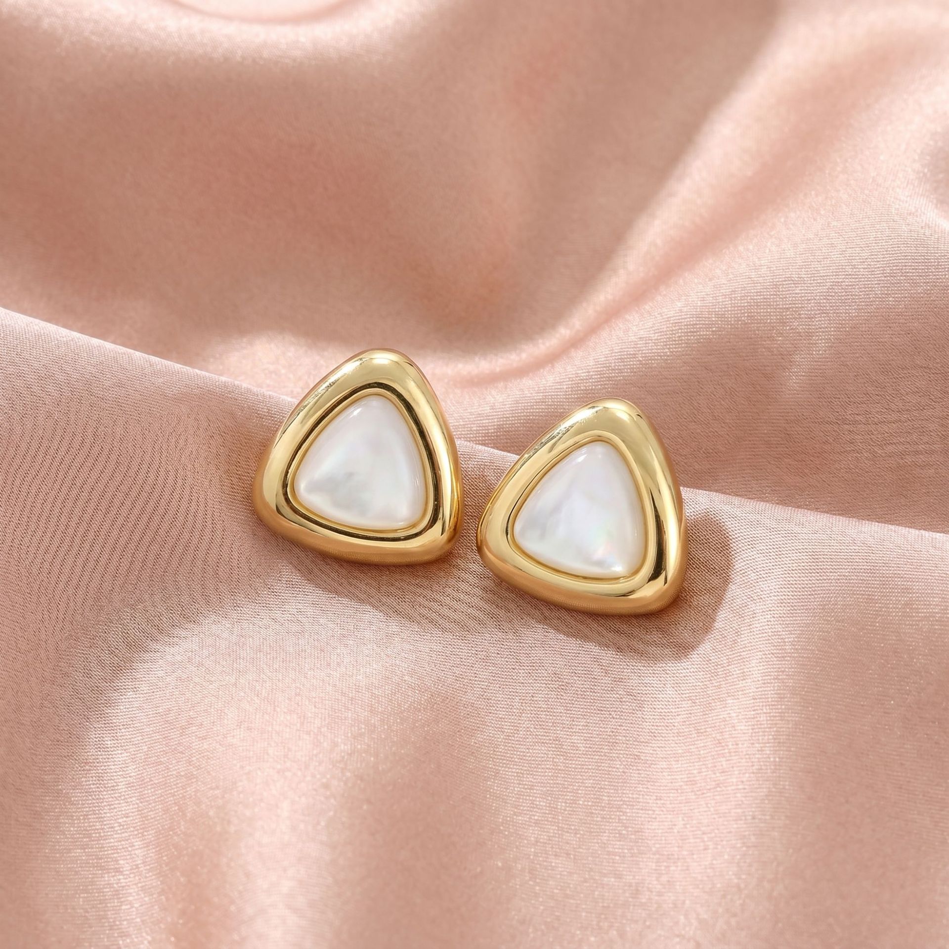 Geometric three-dimensional shell series copper gold-plated S925 sterling silver needle elegant light luxury ear studs women's niche high-end earrings details Picture