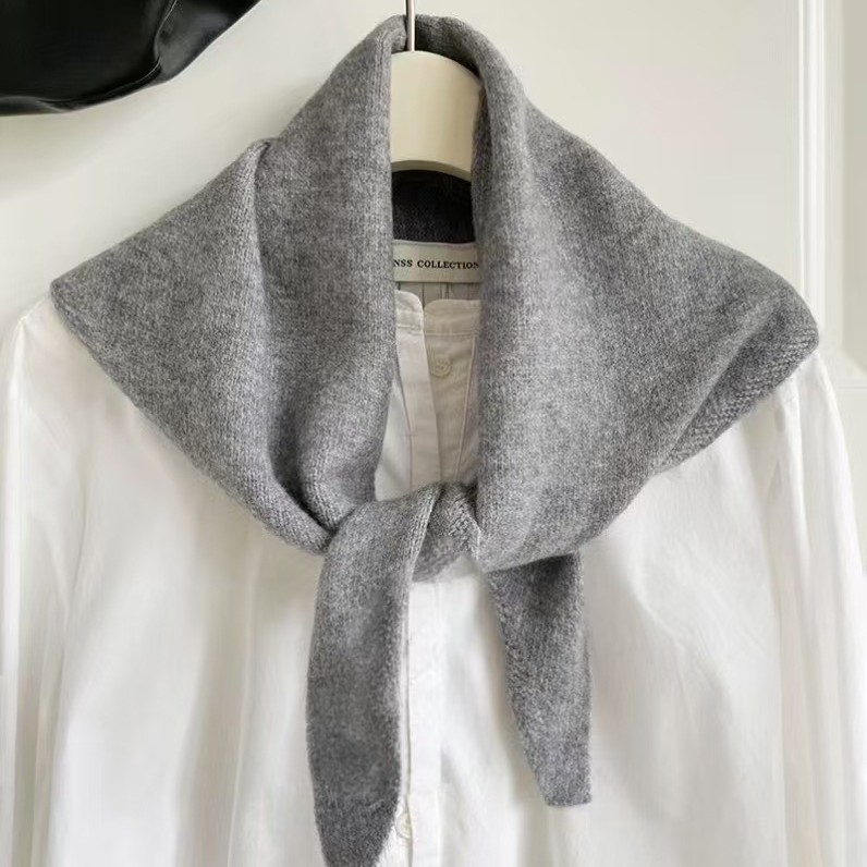 One-piece consignment of British original single niche brand woolen knitted triangular scarves, women's headscarves, knitted scarves, multi-functional, warm and versatile, wholesale from street stalls Specification image