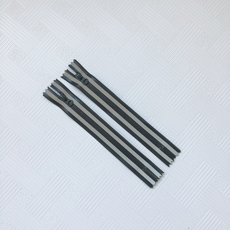 No. 3 PVC water-repellent strip clothing zippers are used for the front of zipper bags and reflective zippers. Other sizes can be ordered Application Scenario