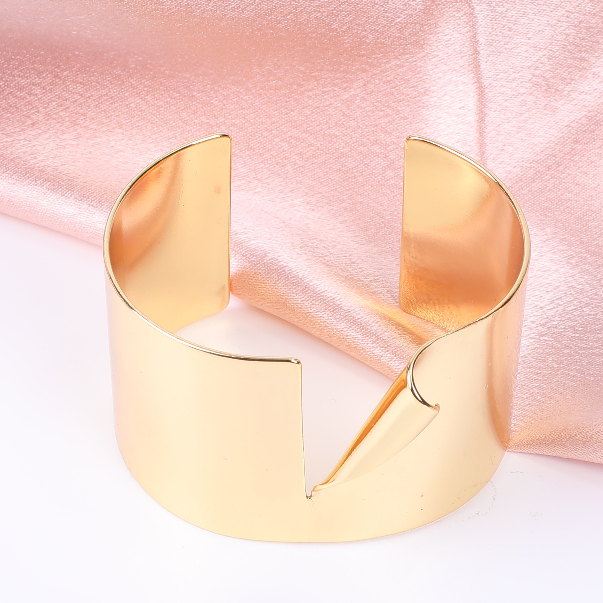 Cross-border geometric trend wristband, high-end and elegant bracelet, copper-plated 18K gold-plated light luxury jewelry manufacturer wholesale Specification image