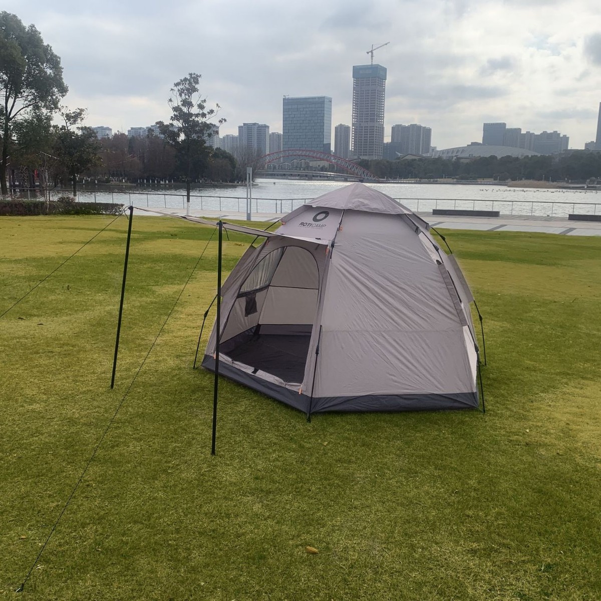 Outdoor hexagonal 3-4 person multi-person fully automatic rainproof tent camping, wild camping, family leisure tent Application Scenario