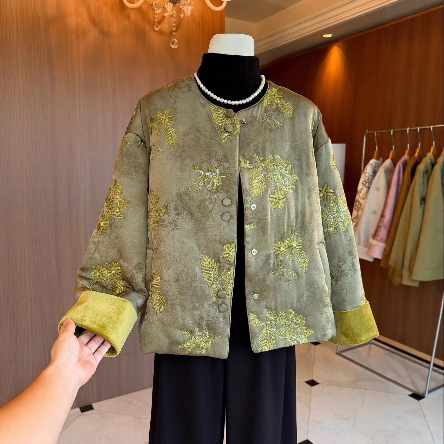2025 New Chinese-style cotton-padded jacket for women's winter fashion, retro heavy embroidery, old money style cotton jacket Application Scenario