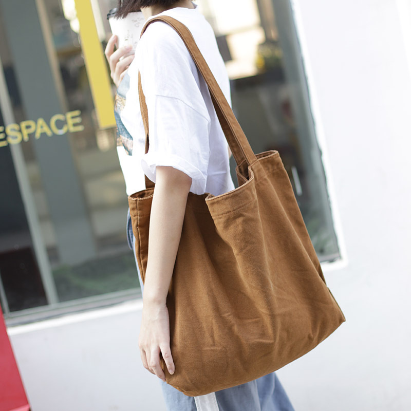 Korean style simple large-capacity canvas bag, popular light solid color single-shoulder women's bag, casual retro shopping bag handbag Application Scenario