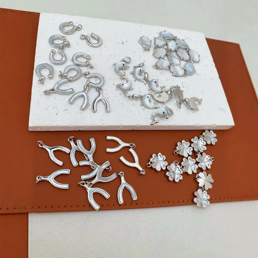 18K gold color-preserving adhesive natural mother-of-pearl small dolphin four-leaf clover pendant, handcrafted jewelry pendant, DIY necklace pendant Application Scenario