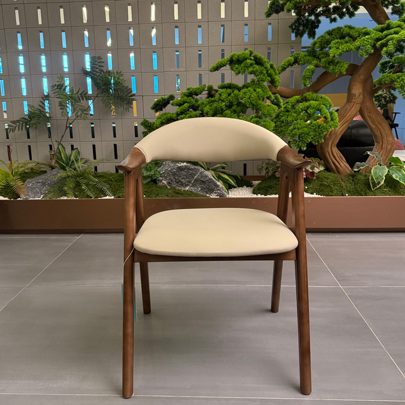 Starlight Factory delivers soft-padded wooden ox horn chairs and dining tables and chairs in batches