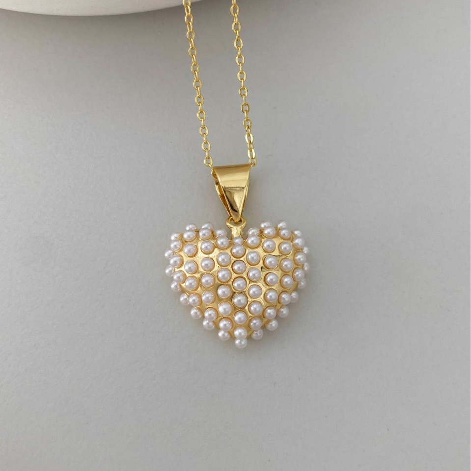 Elegant geometric heart necklace pendant with European and American style, copper-plated 18k heart-shaped round full pearl pendant Application Scenario