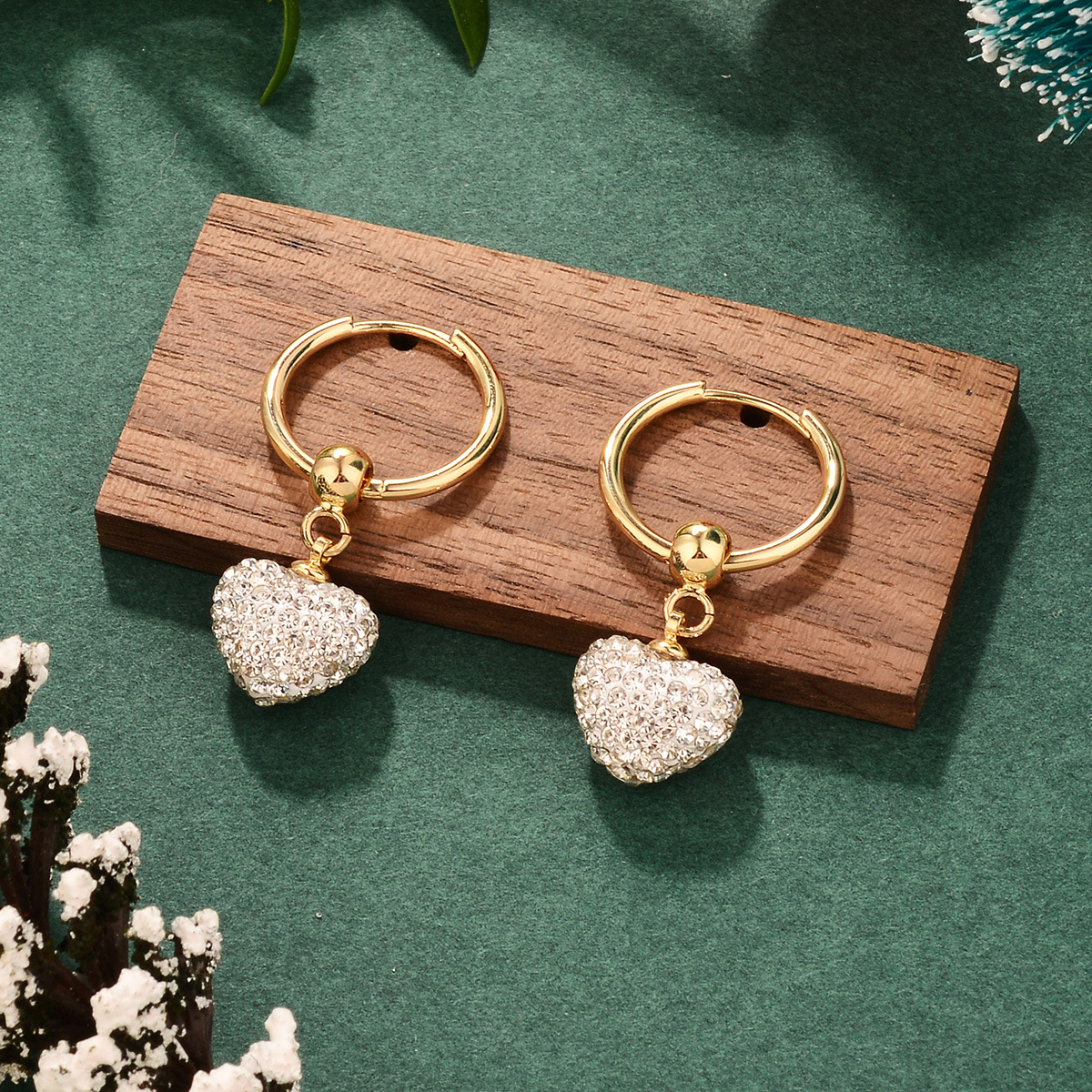 Christmas light luxury and unique heart-shaped tassel earrings, a new exquisite and Instagram-style fashion accessory for the autumn and winter of 2024 details Picture