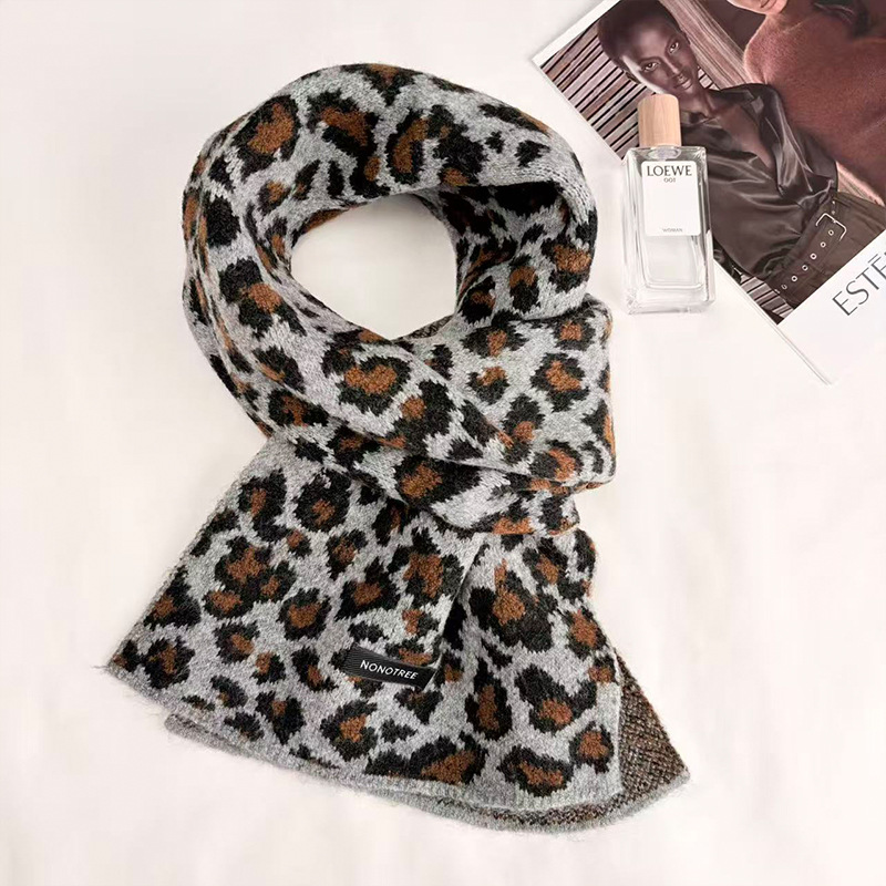Leopard print scarves in Korean style on Instagram, stylish and stylish, warm and cold-proof women's fashion wholesale trend in autumn and winter Specification image