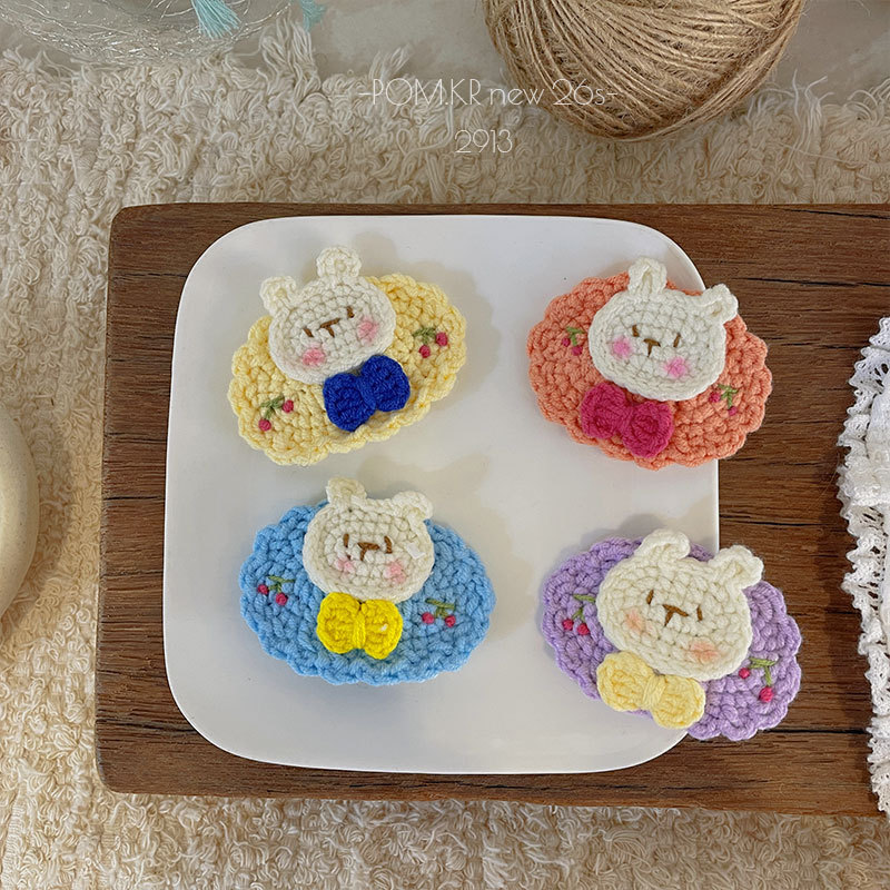 New Korean-style autumn and winter knitted handcrafted cartoon hair clips, children's cute side wavy bangs clips, and girls' bye-bye clips Application Scenario