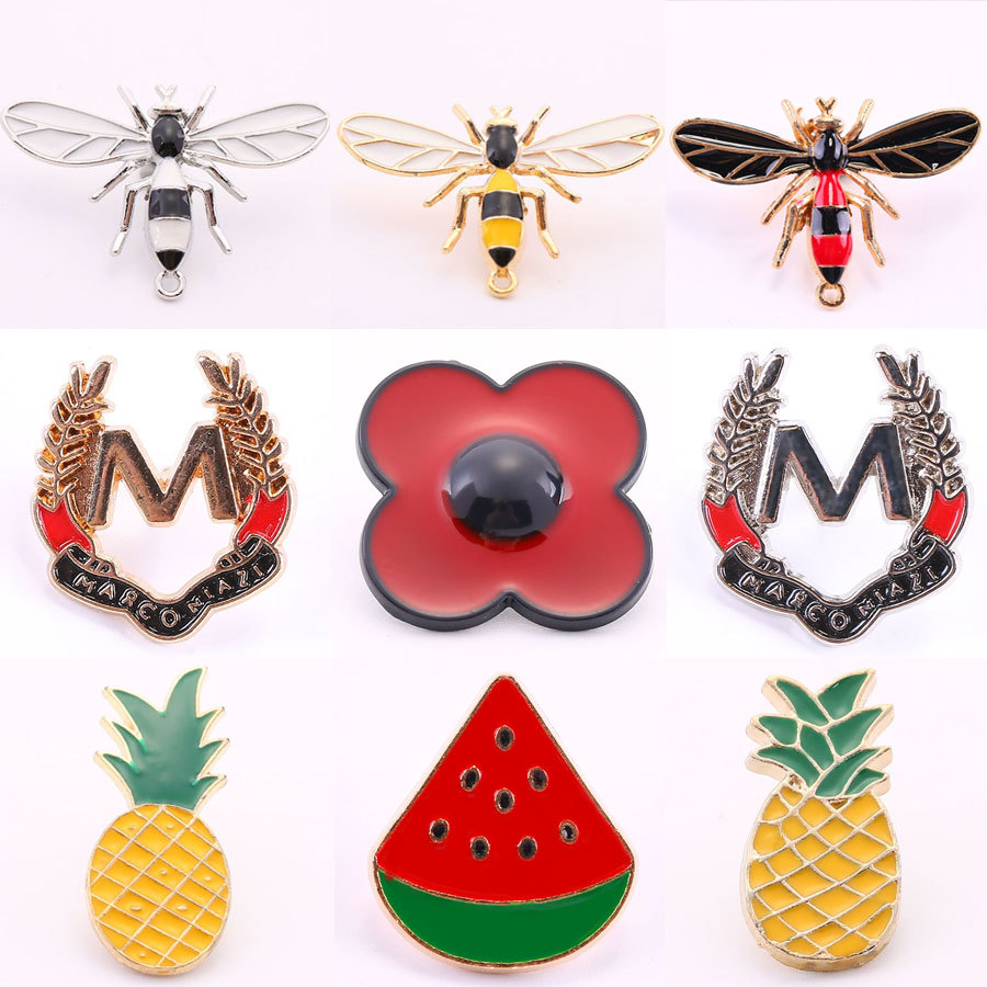 昆虫造型蜜蜂徽章字母M红色花朵菠萝西瓜水果徽章