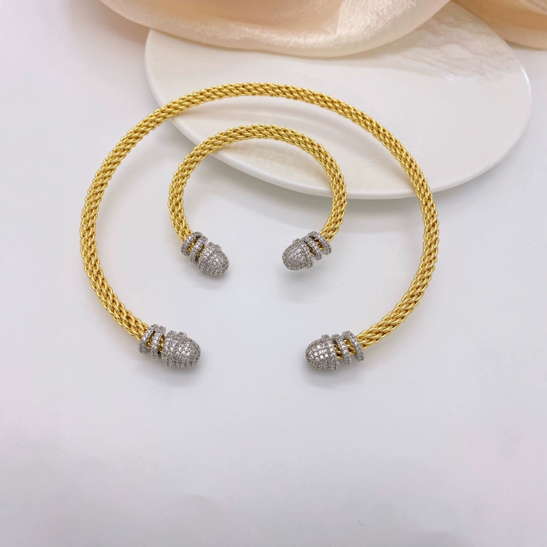European and American fashionable twisted steel wire open C-shaped bracelet collar, versatile and fashionable, 18K gold-plated women's personalized accessory Application Scenario
