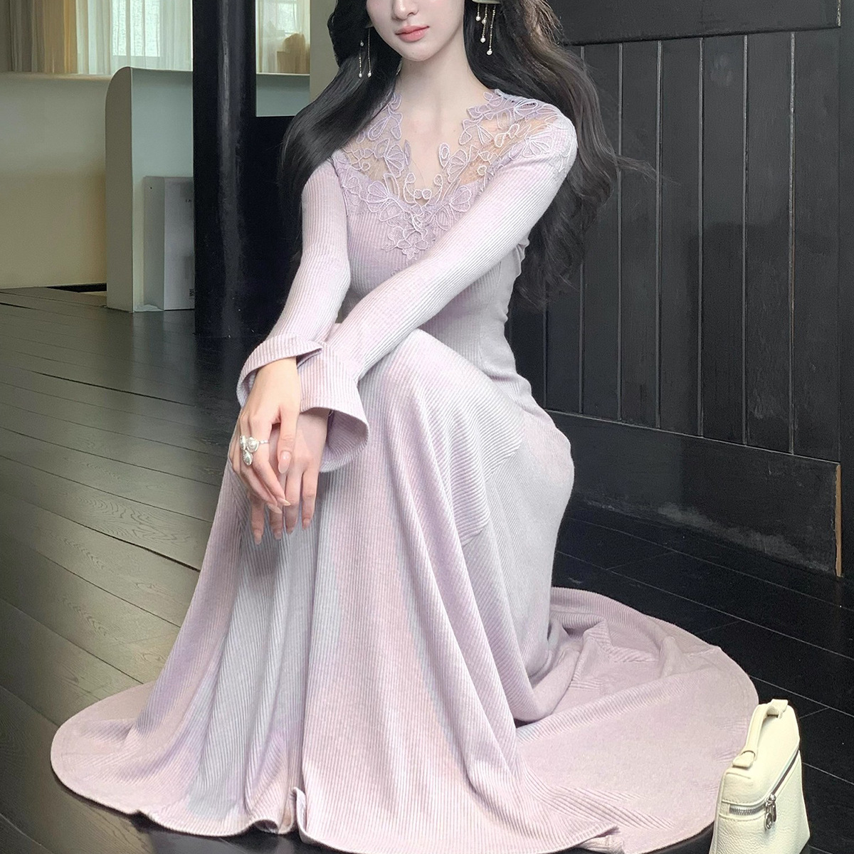 【不知雪】温柔氛围感蕾丝v领针织连衣裙腰显瘦a摆长裙细节图