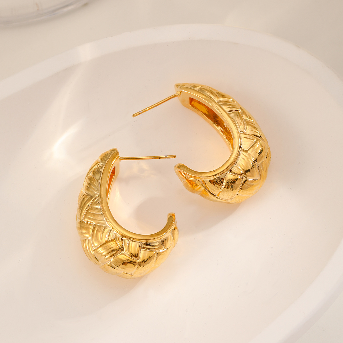 Nasha's cross-border copper-plated 18K gold French brushed texture stud earrings for women are niche and high-end, and do not fade Application Scenario