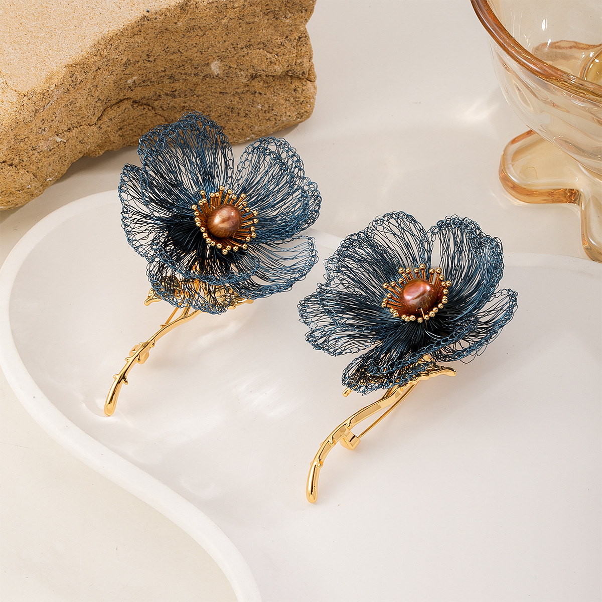 Cross-border best-selling hand-woven copper wire flower brooch, a high-end and light luxury camellia brooch for women, elegant and exquisite Specification image