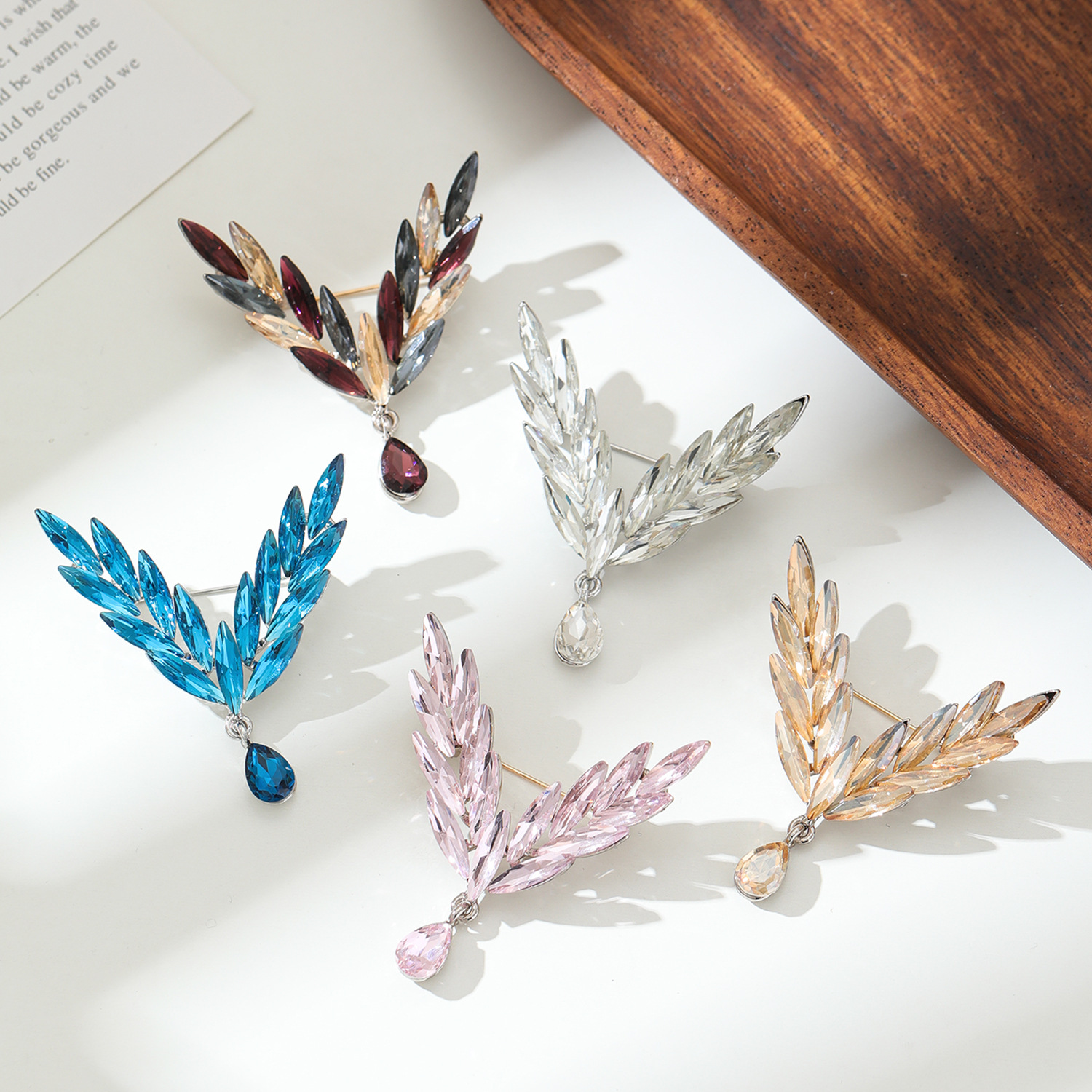 轻奢风天使之翼胸针 时尚优雅水晶翅膀胸花 高端大气别针西装配饰