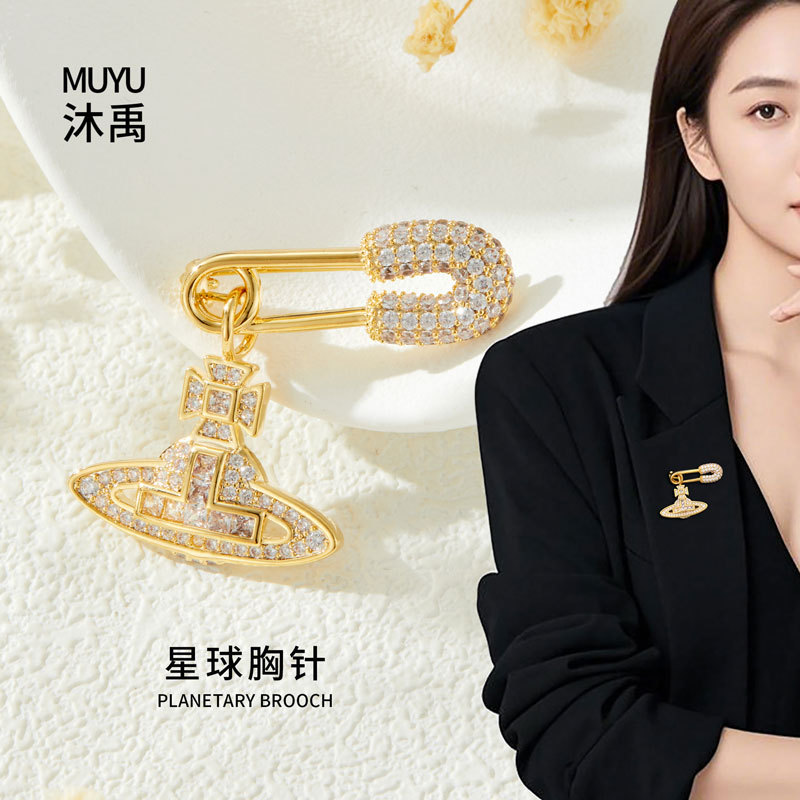 The classic Saturn brooch with a light luxury and fashionable design, slightly studded with zirconium, features a unique and retro look. It is a best-selling brooch for daily wear details Picture
