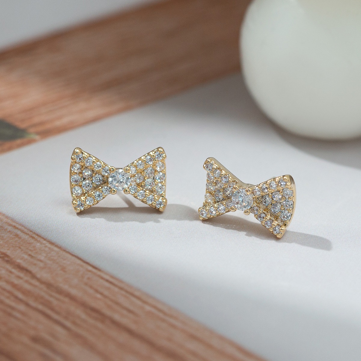 Xuhui accessories are exquisite and fashionable, with copper zirconium plated with real gold and silver needles. They are versatile, fresh and sweet, and come with bow stud earrings details Picture