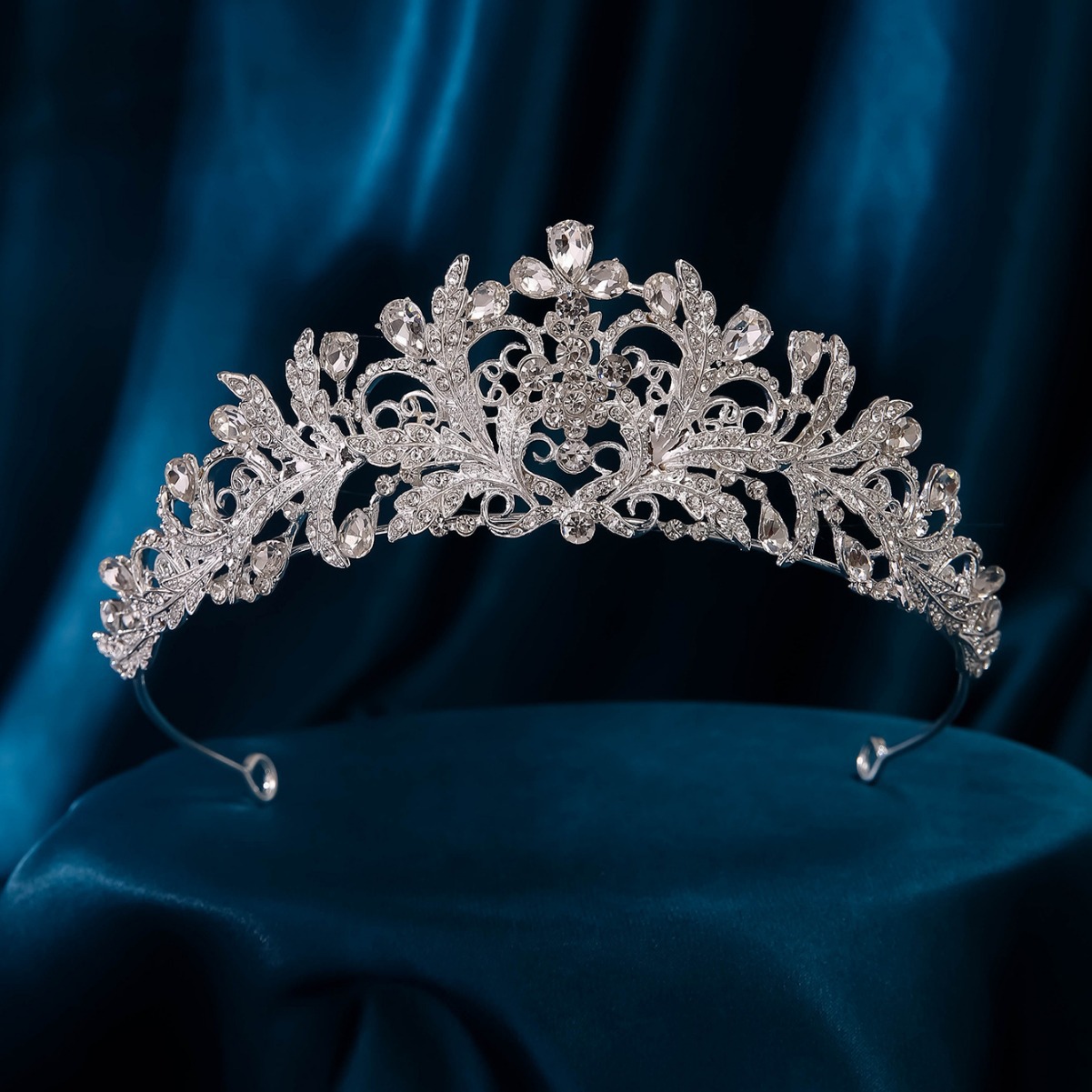 The bride's crown dress, headwear and accessories exuding a simple and elegant Korean style, set with zircon and rhinestones. Photographed in a photo studio Specification image
