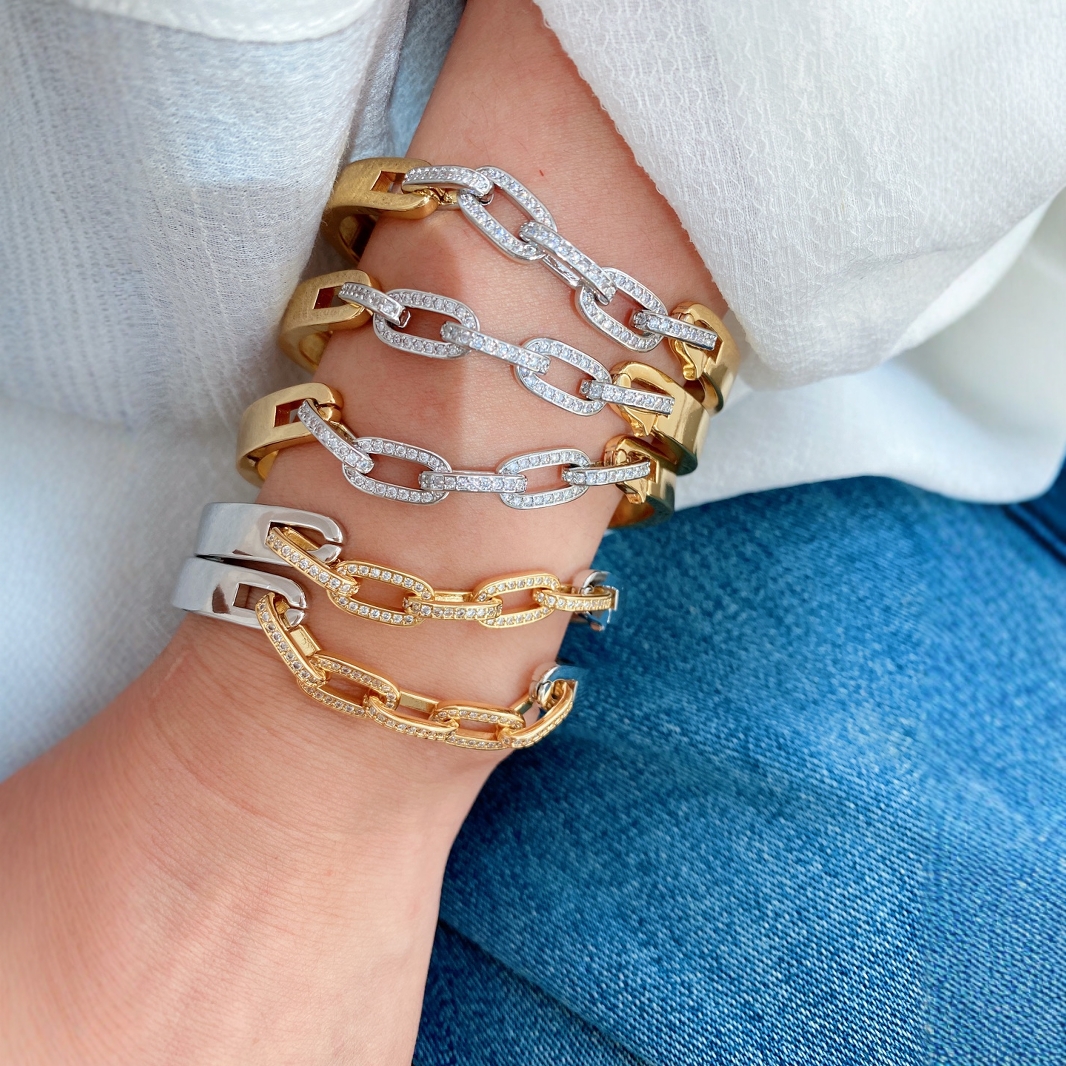 This French-style high-end zirconium geometric C-shaped opening bracelet is a fashionable and exquisite women's niche design