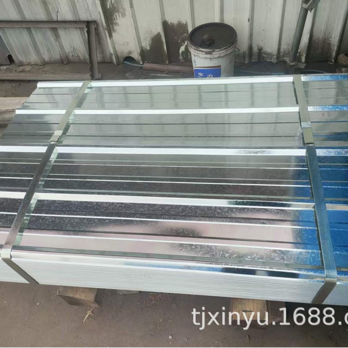 Hot-dip galvanized corrugated sheet 840/900 type galvanized iron sheet tile, Q235 material, factory canopy enclosure with patterned galvanization details Picture