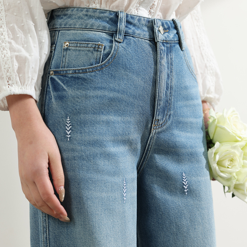 Factory direct sales of new light blue embroidered jeans for women. High waist, loose, slimming, concealing flesh, wide legs, straight, plus-size women Specification image