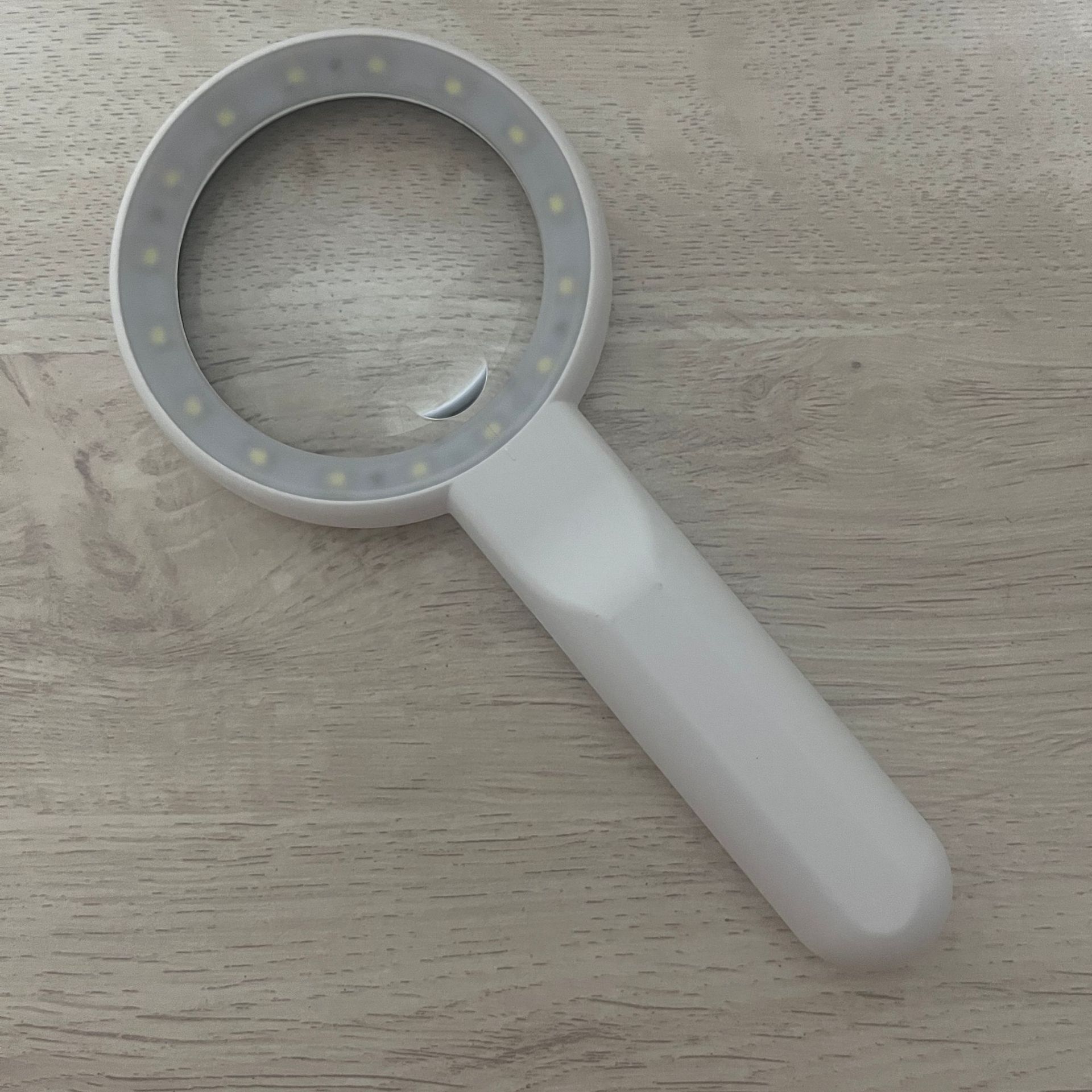 The new model 6516C1 handheld magnifying glass features 16 LED lights with three-level brightness adjustment, touch switch and battery level display Specification image