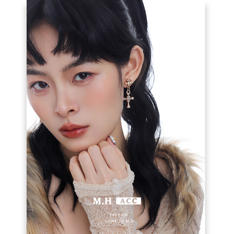 Retro cross series earrings, original design for women, light luxury, high-end, fashionable, versatile, exquisite silver needle earrings Specification image