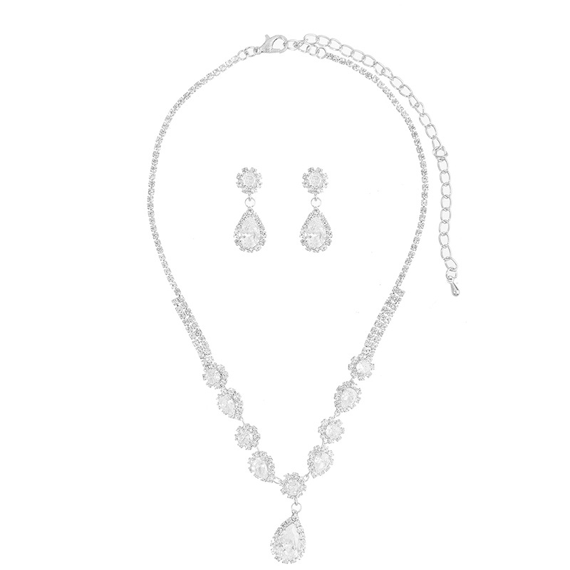 A two-piece cross-border set of super sparkling teardrop-shaped zircon necklace and earrings from Europe and America, a retro and light luxury wedding banquet jewelry set Application Scenario