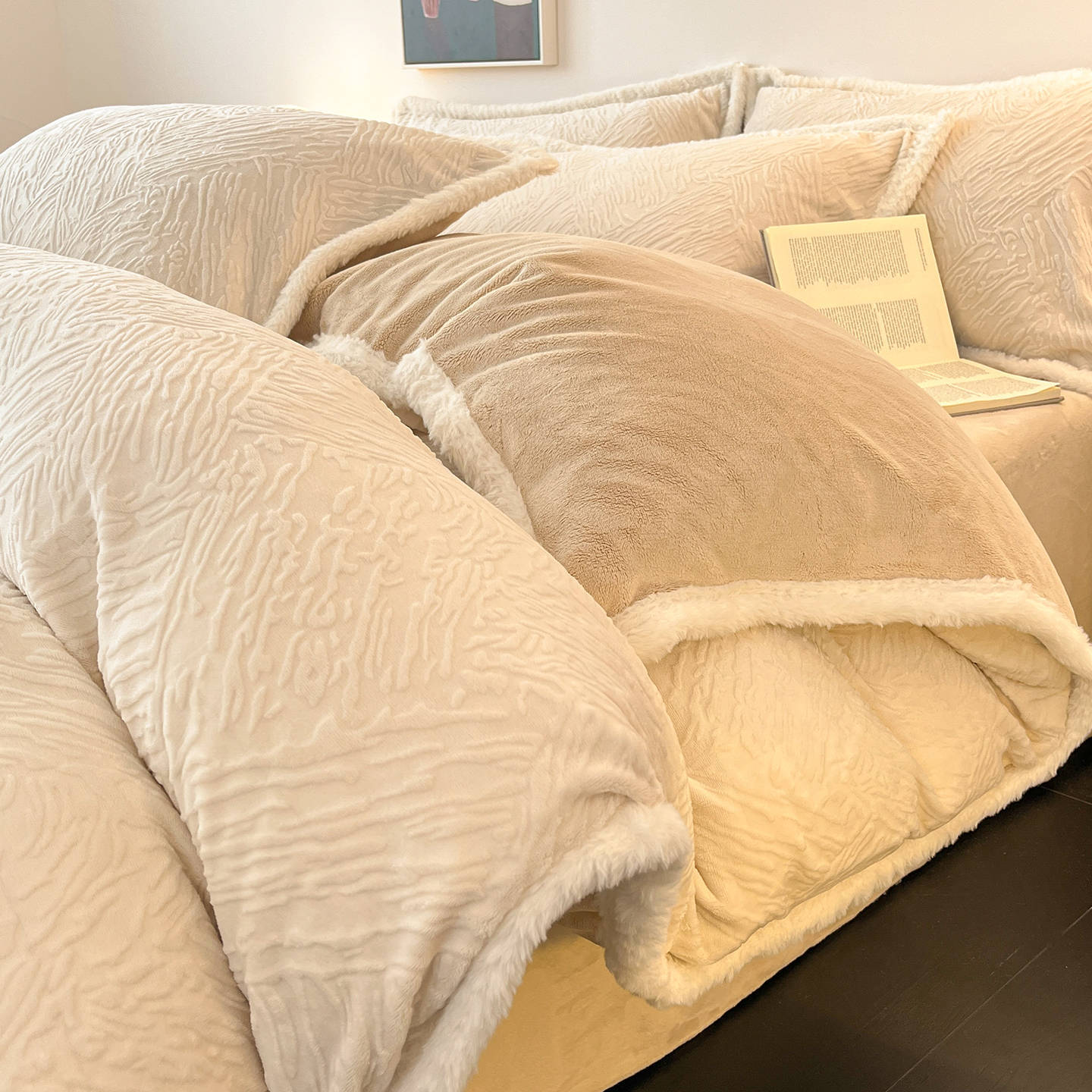 A类雕花牛奶绒四件套2025新款冬季加厚高级感被套珊瑚绒床笠床品3