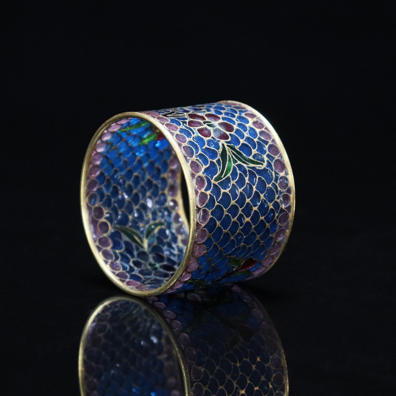 A traditional Chinese cultural craft gift, a cloisonne enamel transparent blue table cloth buckle Specification image