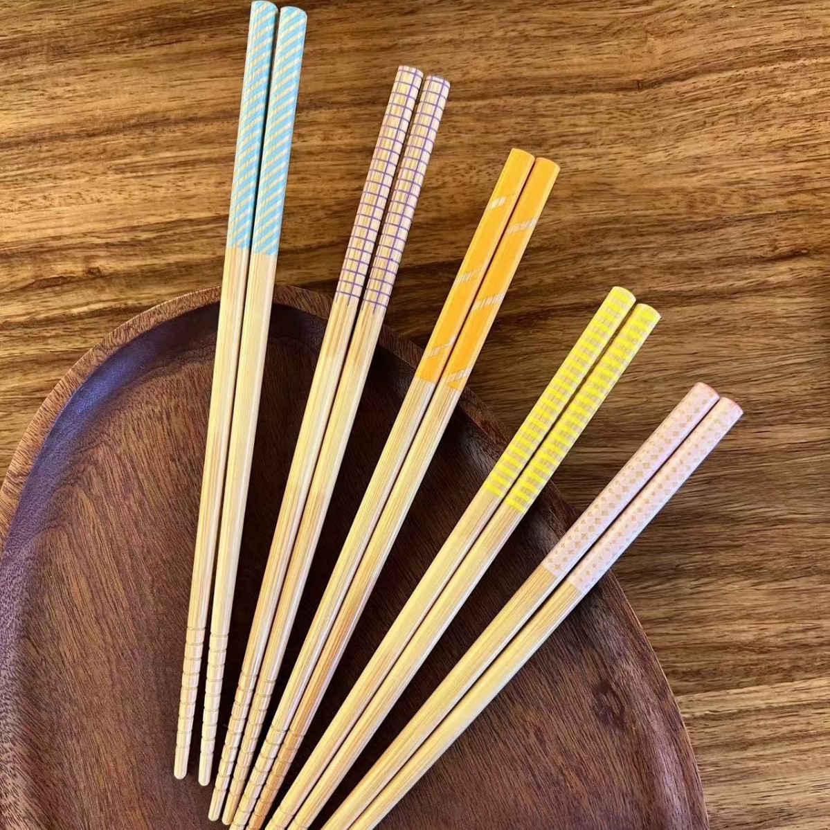 Japanese-style printed chopsticks, rainbow-striped bamboo chopsticks, anti-slip household chopsticks, wholesale chopsticks, new style chopsticks Application Scenario