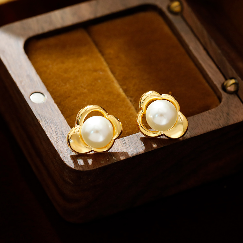 Hyacinth pearl stud earrings for women will be a bestseller on Douyin in 2025. They feature a French high-end style and a delicate fragrance, as well as a niche and elegant style Application Scenario