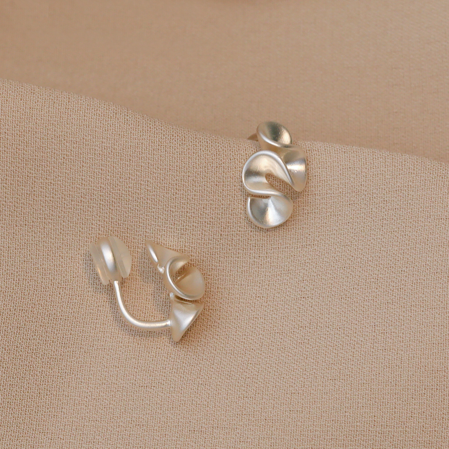 Japonés y coreano nicho plata brillante crema floral geométrico orejeras sin orejeras agujero de silicona para mujeres sin dolor orejeras de una sola pieza multi Application Scenario