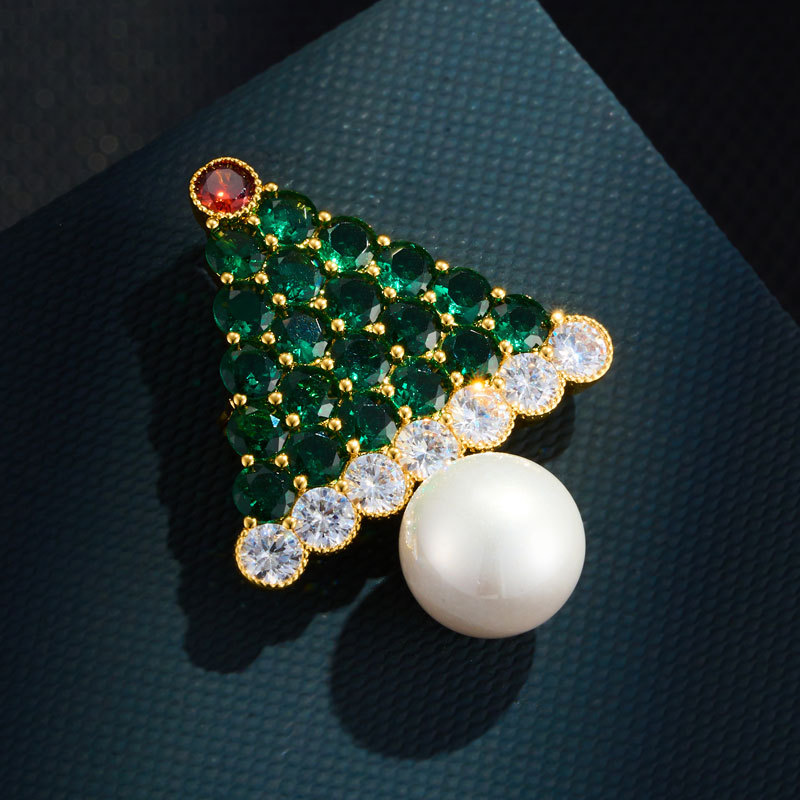 A great choice for Christmas gifts: a three-dimensional Christmas tree brooch made of copper alloy, electroplated with real gold and inlaid with zircon and imitation bejeweled