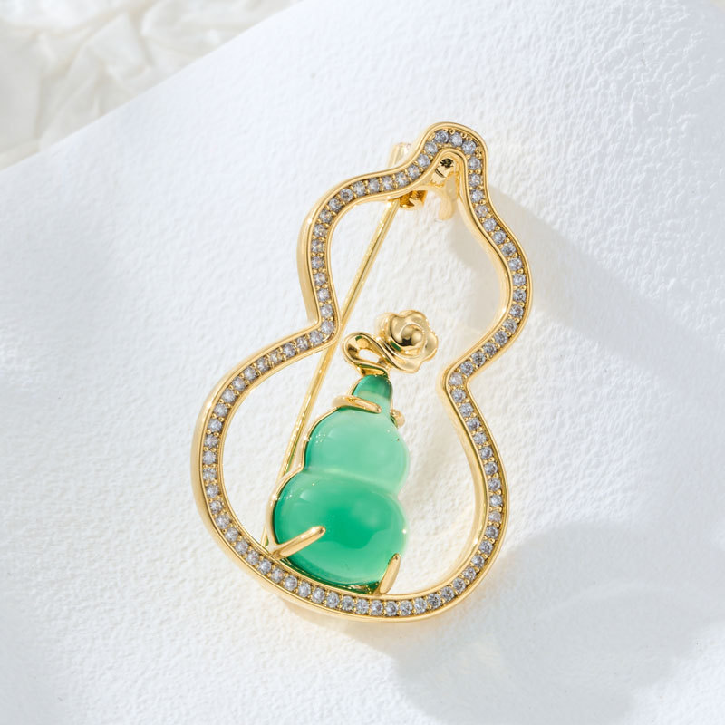 Original design of new Chinese-style national trend gourd brooch, copper alloy, real gold electroplated and inlaid zircon green chalcedony exquisite brooch
