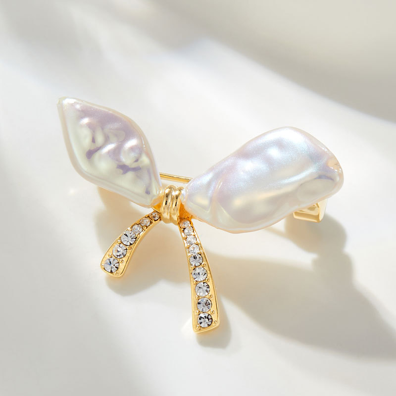 Baroque-style imitation pearl bow brooch, sweet and cute irregular mini corsages for women, new autumn and winter brooch Application Scenario