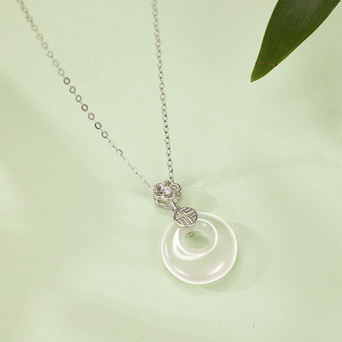 Chalcedony Blessing and peace Pendant necklace for women, new Chinese-style national trend Auspicious Cloud blessing brand white jade pendant Specification drawing