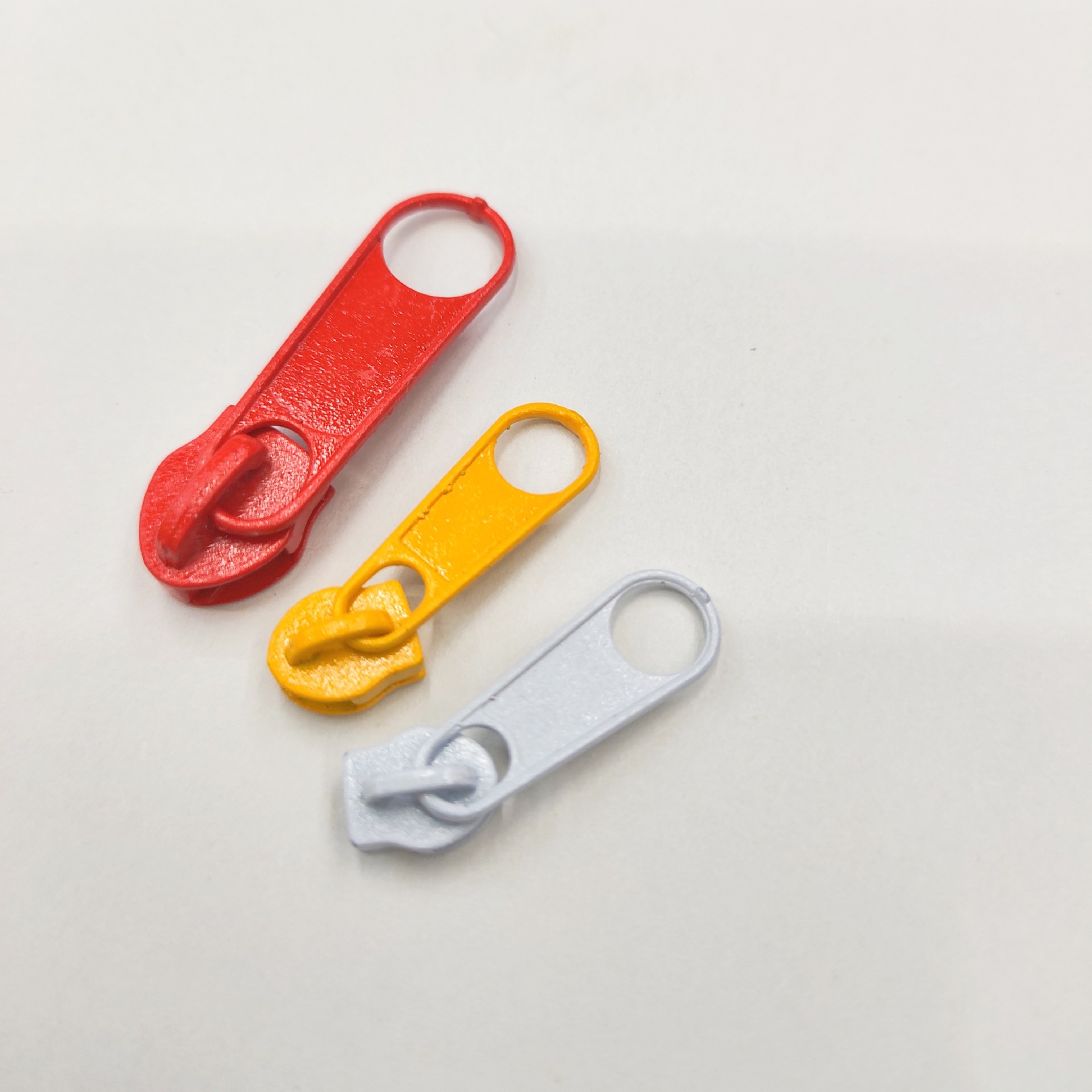 拉链头/塑料拉头/箱包开模拉头拉片/开模现货拉头/箱包开模拉头白底实物图