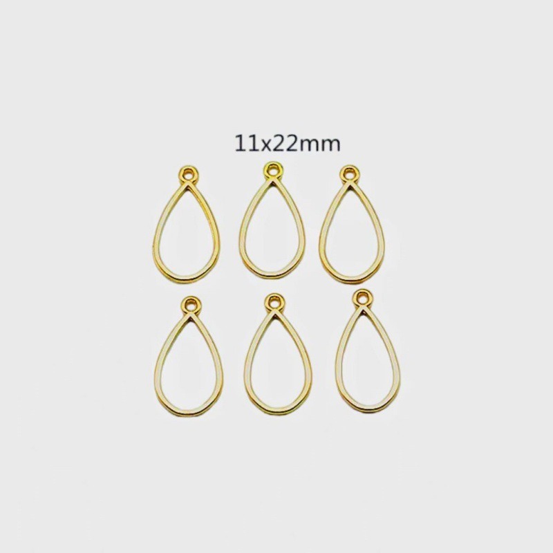 أجزاء من أجزاء من صفائح في البنك Item Picture