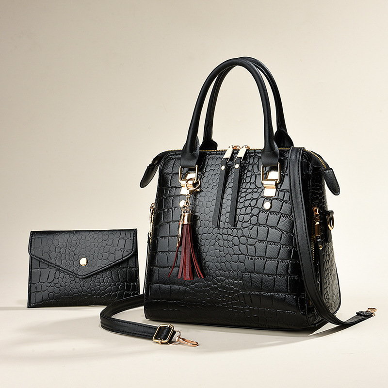 【 Cross-border Women's Bags 】 Fashionable crocodile-patterned mother-and-child bag, large-capacity best-selling women's bag, tassel pendant, hand-held crossbody bag Application Scenario
