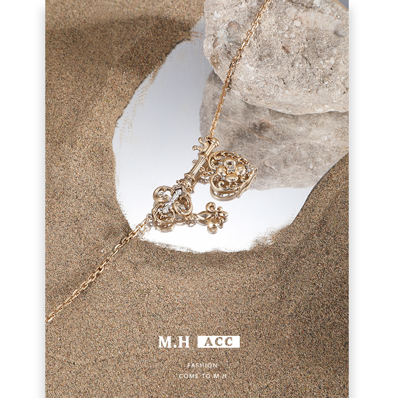 A new original design of the light luxury iris heart-shaped key necklace, a fashionable, simple and versatile high-end sweater chain for women Application Scenario