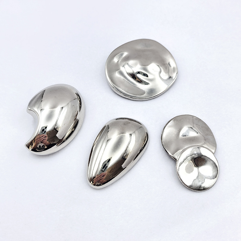 A new autumn and winter trendy metal brooch from Europe and America, with a cold and retro catwalk style, featuring a large gold block round cake brooch details Picture