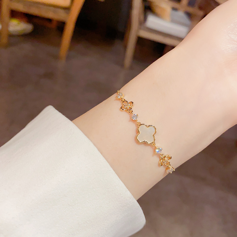 This is a simple, elegant and sweet flower pull-out bracelet that is popular on the Internet. It is exquisite, fashionable and has a high-end feel. It is a niche design bracelet