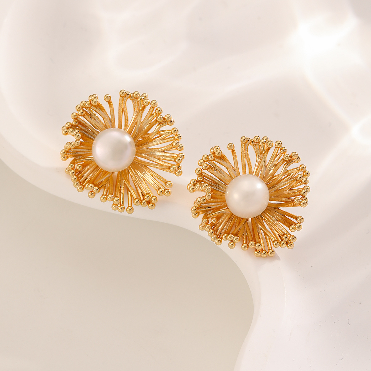 Nasha cross-border European and American copper-plated 18K gold brilliant firework pearl stud earrings, cold style, hollowed-out texture niche earrings Specification image