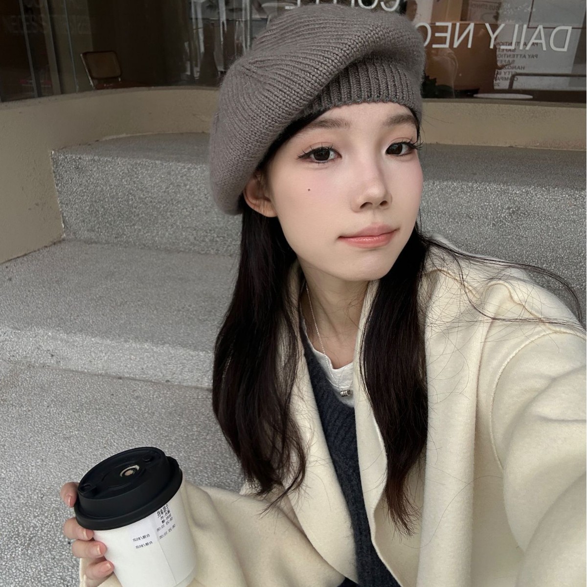 The Korean-style Internet celebrity Bailey Square face woolen knitted cap is a versatile and fashionable choice for women to keep warm and look good on their faces in autumn and winter